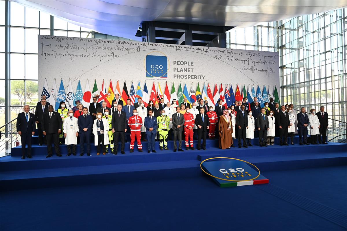 30/10/2021. Cumbre del G20. El presidente del Gobierno, Pedro Sánchez, durante la foto de familia de los líderes del G20, a la que se han su...